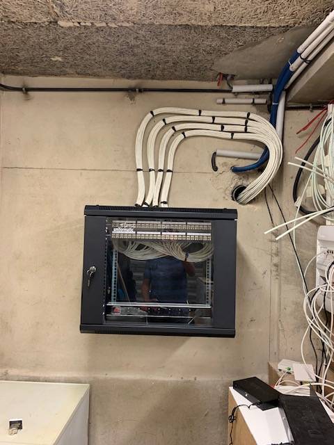 Électricien spécialisé en installation et câblage de réseaux informatiques pour entreprises et bâtiments industriels près de Gonfreville-l’Orcher 76