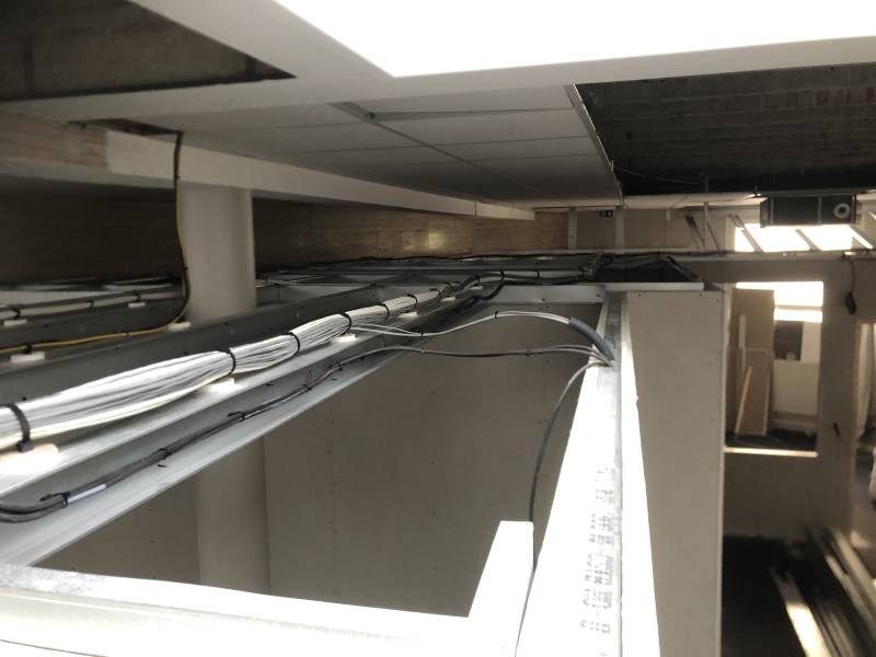 Électricien spécialisé en installation et câblage de réseaux informatiques pour entreprises et bâtiments industriels près de Gonfreville-l’Orcher 76